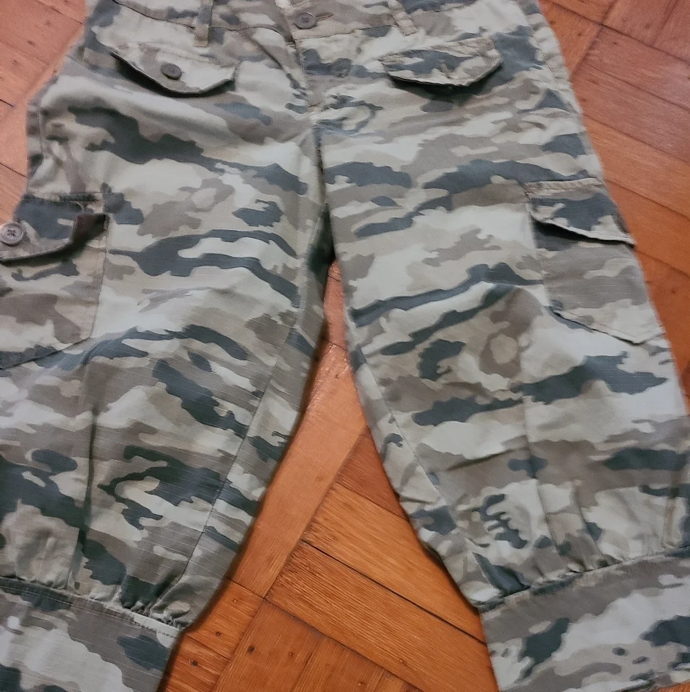HOST🔥🔥PICK Camo cropped jeans - Picture 2 of 7
